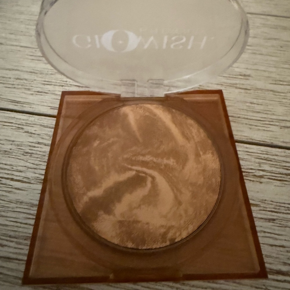 Huda Beauty glowish bronzer soft radiance medium